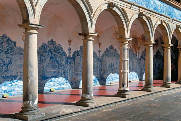Outra riqueza da <a href="https://viajeaqui.abril.com.br/estabelecimentos/br-ba-salvador-atracao-igreja-e-convento-de-sao-francisco" rel="Igreja e Convento de São Franciso" target="_blank">Igreja e Convento de São Franciso</a> são os 37 painéis de azulejos do claustro que reproduzem pinturas do holandês Otto Van Veen e retratam personagens da mitologia pagã greco-romana em cenas de conteúdo moral e apelo cristão. As epígrafes vêm do poeta Horácio. Outra riqueza da <a href="https://viajeaqui.abril.com.br/estabelecimentos/br-ba-salvador-atracao-igreja-e-convento-de-sao-francisco" rel="Igreja e Convento de São Franciso" target="_blank">Igreja e Convento de São Franciso</a> são os 37 painéis de azulejos do claustro que reproduzem pinturas do holandês Otto Van Veen e retratam personagens da mitologia pagã greco-romana em cenas de conteúdo moral e apelo cristão. As epígrafes vêm do poeta Horácio.