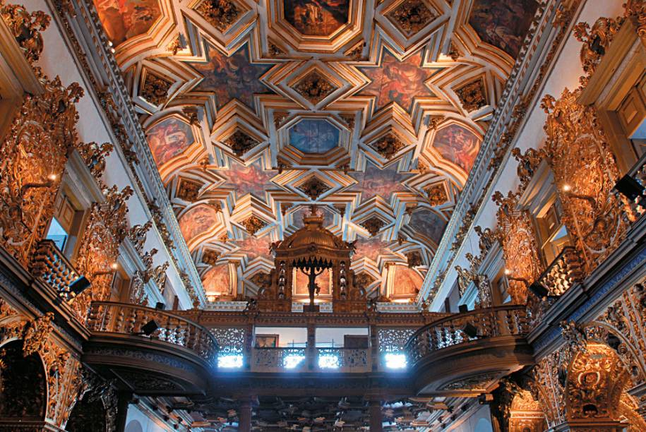 O teto geométrico da Igreja e Convento de São Francisco, em Salvador, na Bahia, retrata a alegoria da Imaculada Conceição da Virgem Maria com uma série de pinturas poligonais, inseridas numa maciça estrutura de talha branca e filetes dourados