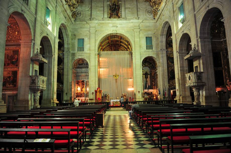 Dedicada a São Francisco Xavier, padroeiro de <a href="https://viajeaqui.abril.com.br/cidades/br-ba-salvador" rel="Salvador" target="_blank">Salvador</a>, a <a href="https://viajeaqui.abril.com.br/estabelecimentos/br-ba-salvador-atracao-catedral-basilica" rel="Catedral Basílica" target="_blank"><strong>Catedral Basílica</strong></a> tem imponentes altares laterais, dourados e ricamente ornados. Eles representam fases diferentes da história da arte: um deles, por exemplo, mistura colunas renascentistas e anjos barrocos, mostrando a transição de movimento artístico. Repare também nas paredes de mármore e cantaria portugueses que revestem a capela.