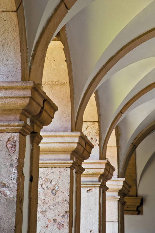 Colunas do prédio do século 18, onde está instalado o Museu de Arte Sacra. Colunas do prédio do século 18, onde está instalado o Museu de Arte Sacra.