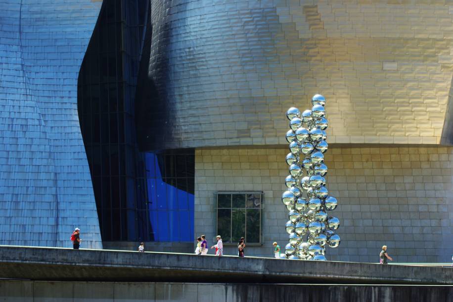<strong>Guggenheim</strong><strong>Onde: </strong><a href="https://viajeaqui.abril.com.br/cidades/espanha-bilbao" rel="Bilbao" target="_blank">Bilbao</a>, País Basco, Espanha<strong>Por que ir?</strong> Talvez haja algo de errado quando a parte exterior de um museu chama mais atenção do que o que há dentro dele. No caso do <a href="https://viajeaqui.abril.com.br/estabelecimentos/espanha-bilbao-atracao-museo-guggenheim" rel="Guggenheim de Bilbao" target="_blank">Guggenheim de Bilbao</a>, ninguém reclama disso. Quando você se fartar de tirar fotos das complexas estruturas de Frank Gehry, talvez arranje tempo para conhecer o bem azeitado acervo que conta com obras dos badalados Richard Serra, Willem de Kooning e Mark Rothko.<strong>Destaques:</strong> <em>The Matter of Time</em>, de Serra, e o próprio edifício com placas de titânio <strong>Guggenheim</strong><strong>Onde: </strong><a href="https://viajeaqui.abril.com.br/cidades/espanha-bilbao" rel="Bilbao" target="_blank">Bilbao</a>, País Basco, Espanha<strong>Por que ir?</strong> Talvez haja algo de errado quando a parte exterior de um museu chama mais atenção do que o que há dentro dele. No caso do <a href="https://viajeaqui.abril.com.br/estabelecimentos/espanha-bilbao-atracao-museo-guggenheim" rel="Guggenheim de Bilbao" target="_blank">Guggenheim de Bilbao</a>, ninguém reclama disso. Quando você se fartar de tirar fotos das complexas estruturas de Frank Gehry, talvez arranje tempo para conhecer o bem azeitado acervo que conta com obras dos badalados Richard Serra, Willem de Kooning e Mark Rothko.<strong>Destaques:</strong> <em>The Matter of Time</em>, de Serra, e o próprio edifício com placas de titânio
