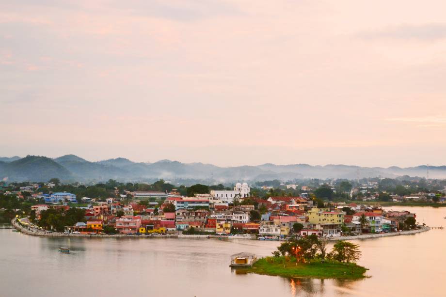 A cidade de Flores fica à beira do lago de água doce Petén Itzá e serve como base, para a maioria dos turistas, para visitar as ruínas maias de Tikal. A vista para as águas calmas do lago são convidativas para sentar-se nos terraços das casas com os locais e bater um papo