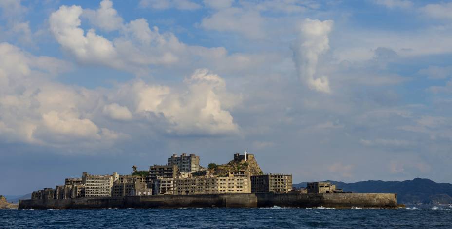 <strong>Ilha de Hashima, Nagasaki, <a href="https://viajeaqui.abril.com.br/paises/japao" rel="Japão" target="_blank">Japão</a></strong>A história da ilha é marcada por episódios de ascenção e decadência muito intensos. Descoberta em 1887, quando mineradores passaram a viver na região e a trabalhar na indústria, a ilha foi posteriormente descoberta pela empresa Mitsubishi, que construiu edifícios e impulsionou o crescimento da população. Durante a Segunda Guerra Mundial, a ilha passou a ser palco de trabalhos forçados. Pra piorar, a indústria do carvão, impulsionadora da economia local, começou a perder espaço no mercado mundial. Em 1974, ela foi completamente evacuada pelo governo e permaneceu fechada por 35 anos. Em 2009, o acesso à ilha foi reestabelecido e ela chegou a ser cenário do filme <em>007 – Operação Skyfall</em>. Dois anos depois ela foi declarada pela Unesco como Patrimônio Mundial