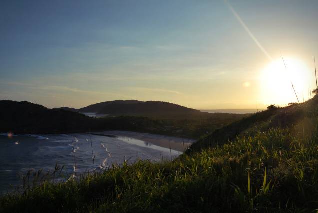 <strong>Ilha do Mel (PR) </strong> Carros não entram nesta ilha paradisíaca protegida em duas partes: como Parque Estadual da Ilha do Mel e como Estação Ecológica. O jeito é percorrer suas praias chegando pelo mar ou explorá-la caminhando pela Mata Atlântica. Há apenas 5 vilarejos e, entre eles, uma linha de barco que passa de hora em hora. A diversidade natural é grande para uma ilha tão pequena: a Mata Atlântica divide espaço com manguezais, brejos e restingas. Não há perigo de se perder: as trilhas são bem demarcadas e conservadas. As praias, onde cada trilha eventualmente termina, são consideradas as mais bonitas do Paraná. Todas as pousadas estão comprometidas com a conservação ambiental. <a href="https://www.booking.com/searchresults.pt-br.html?aid=332455&sid=605c56653290b80351df808102ac423d&sb=1&src=index&src_elem=sb&error_url=https%3A%2F%2Fwww.booking.com%2Findex.pt-br.html%3Faid%3D332455%3Bsid%3D605c56653290b80351df808102ac423d%3Bsb_price_type%3Dtotal%26%3B&ss=Ilha+do+Mel%2C+Paran%C3%A1%2C+Brasil&checkin_monthday=&checkin_month=&checkin_year=&checkout_monthday=&checkout_month=&checkout_year=&no_rooms=1&group_adults=2&group_children=0&b_h4u_keep_filters=&from_sf=1&ss_raw=Ilha+do+Mel&ac_position=0&ac_langcode=xb&dest_id=174533&dest_type=city&place_id_lat=-25.567499&place_id_lon=-48.313301&search_pageview_id=1d2084df45320047&search_selected=true&search_pageview_id=1d2084df45320047&ac_suggestion_list_length=5&ac_suggestion_theme_list_length=0" target="_blank" rel="noopener"><em>Busque hospedagens na Ilha do Mel</em></a> <strong>Ilha do Mel (PR) </strong> Carros não entram nesta ilha paradisíaca protegida em duas partes: como Parque Estadual da Ilha do Mel e como Estação Ecológica. O jeito é percorrer suas praias chegando pelo mar ou explorá-la caminhando pela Mata Atlântica. Há apenas 5 vilarejos e, entre eles, uma linha de barco que passa de hora em hora. A diversidade natural é grande para uma ilha tão pequena: a Mata Atlântica divide espaço com manguezais, brejos e restingas. Não há perigo de se perder: as trilhas são bem demarcadas e conservadas. As praias, onde cada trilha eventualmente termina, são consideradas as mais bonitas do Paraná. Todas as pousadas estão comprometidas com a conservação ambiental. <a href="https://www.booking.com/searchresults.pt-br.html?aid=332455&sid=605c56653290b80351df808102ac423d&sb=1&src=index&src_elem=sb&error_url=https%3A%2F%2Fwww.booking.com%2Findex.pt-br.html%3Faid%3D332455%3Bsid%3D605c56653290b80351df808102ac423d%3Bsb_price_type%3Dtotal%26%3B&ss=Ilha+do+Mel%2C+Paran%C3%A1%2C+Brasil&checkin_monthday=&checkin_month=&checkin_year=&checkout_monthday=&checkout_month=&checkout_year=&no_rooms=1&group_adults=2&group_children=0&b_h4u_keep_filters=&from_sf=1&ss_raw=Ilha+do+Mel&ac_position=0&ac_langcode=xb&dest_id=174533&dest_type=city&place_id_lat=-25.567499&place_id_lon=-48.313301&search_pageview_id=1d2084df45320047&search_selected=true&search_pageview_id=1d2084df45320047&ac_suggestion_list_length=5&ac_suggestion_theme_list_length=0" target="_blank" rel="noopener"><em>Busque hospedagens na Ilha do Mel</em></a>