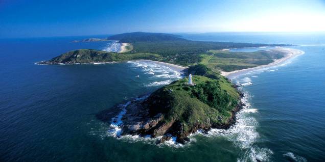 Esqueça os carros: para acessar a beleza da pequena <a href="https://viajeaqui.abril.com.br/cidades/br-pr-ilha-do-mel" rel="Ilha do Mel" target="_self"><strong>Ilha do Mel</strong></a> (PR) é necessário percorrer trilhas de areia. O cenário deslumbrante faz a viagem valer a pena, além de agradar tanto a turistas aventureiros como famílias com crianças Esqueça os carros: para acessar a beleza da pequena <a href="https://viajeaqui.abril.com.br/cidades/br-pr-ilha-do-mel" rel="Ilha do Mel" target="_self"><strong>Ilha do Mel</strong></a> (PR) é necessário percorrer trilhas de areia. O cenário deslumbrante faz a viagem valer a pena, além de agradar tanto a turistas aventureiros como famílias com crianças