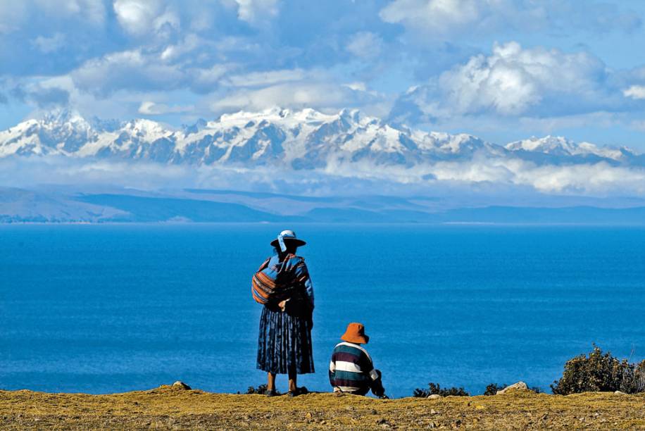 <strong>2. <a href="https://www.ci.com.br/" rel="CI" target="_blank">CI</a></strong> <strong>O QUE ELA FAZ POR VOCÊ</strong> Percorre os dois países em mochilão de nove noites. <strong>PACOTE</strong> Destinos campeões de mochileiros na América Latina, os vizinhos <a href="https://viajeaqui.abril.com.br/paises/peru" rel="Peru" target="_blank">Peru</a> e <a href="https://viajeaqui.abril.com.br/paises/bolivia" rel="Bolívia" target="_blank">Bolívia</a> são facilmente combinados na mesma viagem. Este pacote tem seis noites no <a href="https://viajeaqui.abril.com.br/paises/peru" rel="Peru" target="_blank">Peru</a>, entre <a href="https://viajeaqui.abril.com.br/cidades/peru-lima" rel="Lima" target="_blank">Lima</a>, <a href="https://viajeaqui.abril.com.br/cidades/peru-cusco" rel="Cusco" target="_blank">Cusco</a> e Puno, e três na <a href="https://viajeaqui.abril.com.br/paises/bolivia" rel="Bolívia" target="_blank">Bolívia</a>, passando por <a href="https://viajeaqui.abril.com.br/cidades/bolivia-la-paz" rel="La Paz" target="_blank">La Paz</a> e o <a href="https://viajeaqui.abril.com.br/cidades/bolivia-uyuni" rel="Salar do Uyuni" target="_blank">Salar do Uyuni</a>, o maior deserto de sal do mundo. Estão previstos, no <a href="https://viajeaqui.abril.com.br/paises/peru" rel="Peru" target="_blank">Peru</a>, passeios às ruínas incas de <a href="https://viajeaqui.abril.com.br/cidades/peru-machu-picchu" rel="Machu Picchu" target="_blank">Machu Picchu</a>, Sacsayhuaman e Sillustani, às ilhas de Los Uros, formadas pela planta aquática totora, e, na fronteira entre os dois países, navegação pelo Lago Titicaca (foto). Em hotéis econômicos, custa US$ 2 201 (sem aéreo) <strong>2. <a href="https://www.ci.com.br/" rel="CI" target="_blank">CI</a></strong> <strong>O QUE ELA FAZ POR VOCÊ</strong> Percorre os dois países em mochilão de nove noites. <strong>PACOTE</strong> Destinos campeões de mochileiros na América Latina, os vizinhos <a href="https://viajeaqui.abril.com.br/paises/peru" rel="Peru" target="_blank">Peru</a> e <a href="https://viajeaqui.abril.com.br/paises/bolivia" rel="Bolívia" target="_blank">Bolívia</a> são facilmente combinados na mesma viagem. Este pacote tem seis noites no <a href="https://viajeaqui.abril.com.br/paises/peru" rel="Peru" target="_blank">Peru</a>, entre <a href="https://viajeaqui.abril.com.br/cidades/peru-lima" rel="Lima" target="_blank">Lima</a>, <a href="https://viajeaqui.abril.com.br/cidades/peru-cusco" rel="Cusco" target="_blank">Cusco</a> e Puno, e três na <a href="https://viajeaqui.abril.com.br/paises/bolivia" rel="Bolívia" target="_blank">Bolívia</a>, passando por <a href="https://viajeaqui.abril.com.br/cidades/bolivia-la-paz" rel="La Paz" target="_blank">La Paz</a> e o <a href="https://viajeaqui.abril.com.br/cidades/bolivia-uyuni" rel="Salar do Uyuni" target="_blank">Salar do Uyuni</a>, o maior deserto de sal do mundo. Estão previstos, no <a href="https://viajeaqui.abril.com.br/paises/peru" rel="Peru" target="_blank">Peru</a>, passeios às ruínas incas de <a href="https://viajeaqui.abril.com.br/cidades/peru-machu-picchu" rel="Machu Picchu" target="_blank">Machu Picchu</a>, Sacsayhuaman e Sillustani, às ilhas de Los Uros, formadas pela planta aquática totora, e, na fronteira entre os dois países, navegação pelo Lago Titicaca (foto). Em hotéis econômicos, custa US$ 2 201 (sem aéreo)