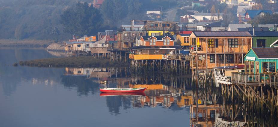 <strong><a href="https://vivaterra.com.br" rel="VIVATERRA" target="_blank">VIVATERRA</a></strong> <strong>O QUE ELA FAZ POR VOCÊ</strong> Vai à isolada Ilha de Chiloé, no Chile.<strong>PACOTE</strong> Inspirado nas palafitas tra- dicionais da Ilha de Chiloé, o <a href="https://bit.ly/trrah" rel="Tierra" target="_blank">Tierra</a> privilegia matérias- primas sustentáveis até na culinária, na qual prioriza ingredientes locais como as ostras frescas. O hotel tem apenas 12 quartos, cada um com seu barquinho para o hóspede navegar pelas águas interioranas e conhecer as comunidades chilotes. As quatro noites all-inclusive, com cavalgadas, tours de bike e demais passeios, custam desde US$ 2 595