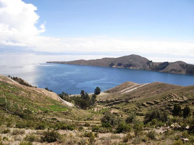 <strong>Qollasuyo – <a href="https://viajeaqui.abril.com.br/paises/bolivia" rel="Bolívia" target="_blank">Bolívia</a> e Peru</strong>Seu nome se deve aos povos collas, de língua aymara, que ocupavam a região antes dos Incas. Após a vitória incaica, o Qollasuyo se transformou em uma subdivisão do Império andino. A região de povoamentos agrupados ao redor do Lago Titicaca é uma das que preservam as tradições e ruínas dessa época. A trilha "Desaguadero – Viacha" rodeia o lago e atravessa espaços rituais importantes até hoje entre os povos aymaras que hoje habitam o Titicaca <strong>Qollasuyo – <a href="https://viajeaqui.abril.com.br/paises/bolivia" rel="Bolívia" target="_blank">Bolívia</a> e Peru</strong>Seu nome se deve aos povos collas, de língua aymara, que ocupavam a região antes dos Incas. Após a vitória incaica, o Qollasuyo se transformou em uma subdivisão do Império andino. A região de povoamentos agrupados ao redor do Lago Titicaca é uma das que preservam as tradições e ruínas dessa época. A trilha "Desaguadero – Viacha" rodeia o lago e atravessa espaços rituais importantes até hoje entre os povos aymaras que hoje habitam o Titicaca