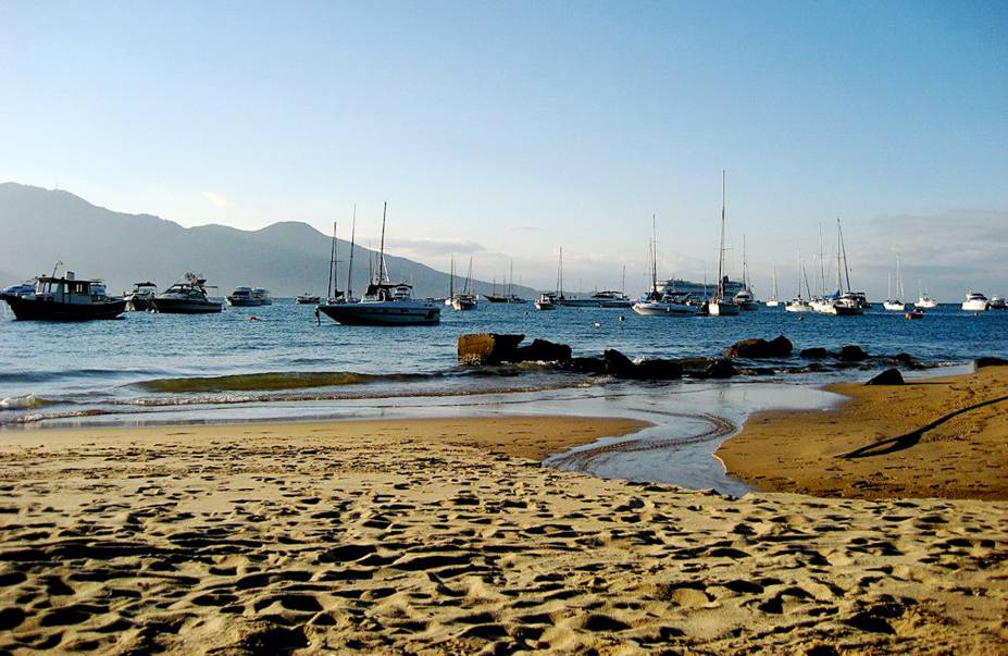 <strong>Ilhabela (SP)</strong> tem 130 quilômetros de costa, 83% de área preservada e 42 praias que recebem mais de 400 mil pessoas no verão <strong>Ilhabela (SP)</strong> tem 130 quilômetros de costa, 83% de área preservada e 42 praias que recebem mais de 400 mil pessoas no verão