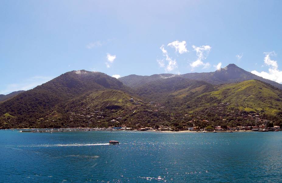 Marcado por histórias e lendas de piratas, o mar que cerca o arquipélago é pontilhado por naufrágios, boa parte disponível para mergulhos Marcado por histórias e lendas de piratas, o mar que cerca o arquipélago é pontilhado por naufrágios, boa parte disponível para mergulhos