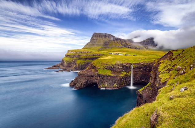 <strong>6. Ilhas Faroe</strong> Ao norte do Reino Unido, entre <a href="https://viajeaqui.abril.com.br/paises/islandia" rel="Islândia" target="_blank">Islândia</a> e <a href="https://viajeaqui.abril.com.br/paises/noruega" rel="Noruega" target="_blank">Noruega</a>, está o arquipélago Faroe, um país autônomo que integra o reino da <a href="https://viajeaqui.abril.com.br/paises/dinamarca/" rel="Dinamarca" target="_blank">Dinamarca</a>. Entre as atrações naturais das ilhotas, está a cachoeira Bøsdalafossur (foto), uma queda dágua de 35 metros de altura que cai diretamente no Oceano Atlântico <strong>6. Ilhas Faroe</strong> Ao norte do Reino Unido, entre <a href="https://viajeaqui.abril.com.br/paises/islandia" rel="Islândia" target="_blank">Islândia</a> e <a href="https://viajeaqui.abril.com.br/paises/noruega" rel="Noruega" target="_blank">Noruega</a>, está o arquipélago Faroe, um país autônomo que integra o reino da <a href="https://viajeaqui.abril.com.br/paises/dinamarca/" rel="Dinamarca" target="_blank">Dinamarca</a>. Entre as atrações naturais das ilhotas, está a cachoeira Bøsdalafossur (foto), uma queda dágua de 35 metros de altura que cai diretamente no Oceano Atlântico