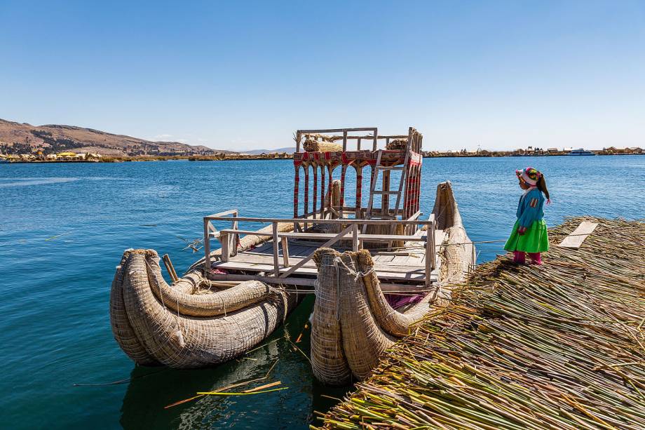 Construídas com totora, uma planta aquática endêmica do Lago Titicaca - o maior lago situado em região de grande altitude do mundo - as ilhas flutuantes de Los Uros são tão antigas quanto o povo que as habitam: os uros vivem na região desde antes da invasão espanhola, há 500 anos. Ali, as pessoas têm um código social próprio e hábitos diferentes dos indígenas que vivem no continente. Para cozinhar, por exemplo, os uros devem fazer fogo do lado de fora de suas casas, já que a totora pode se incendiar facilmente