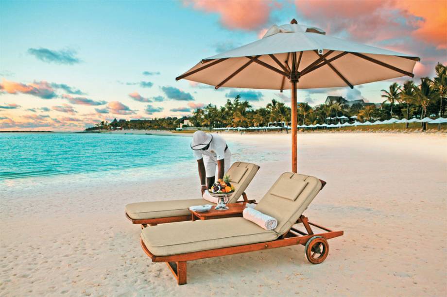 <strong>ILHAS MAURÍCIO</strong> A leste de Madagascar, tão “índicas” quanto Seychelles e Maldivas, mas sem dúvida mais baratas, as Ilhas Maurício têm 330 quilômetros de costa com pelo menos dez praias magníficas, uma pitoresca capital, Port-Louis, e um jardim botânico que está entre os mais antigos do mundo. Como é de esperar, no arquipélago há uma boa quantidade deresorts elegantes onde já desfilaram celebridades como Michael Douglas e Sharon Stone, com spas assinados por grifes como Givenchy e La Prairie e delicados mordomos prontos para desfazer as malas, preparar um banho relaxante para o casal e servir um jantar à luz de velas na varanda do quarto. Entre os resorts mais luxuosos estão <a href="https://www.theresidence.com/default-en.html" rel="The Residence" target="_blank"><strong>The Residence</strong></a> e <a href="https://www.letouessrokresort.com/en/" rel="Le Touessrok" target="_blank"><strong>Le Touessrok</strong></a>. “Todo fim de tarde recebíamos um drinque para tomar durante o pôr do sol, de fente para o mar”, conta a jornalista Tamara Manfedini, que lá passou 12 noites de lua de mel com o marido Bernardo, em janeiro. “O lugar é maravilhoso, romântico e exótico”, diz. Exótico principalmente pela miscelânea de tipos, já que a colonização da ilha teve um dedo dos portugueses e outros dos holandeses, fanceses e ingleses. Mais recentemente vieram indianos, chineses e aficanos. Por isso, não é difícil topar com um templo hindu, uma mesquita muçulmana e uma igreja católica na mesma estrada. Tudo na maior paz, no maior amor. <strong>ILHAS MAURÍCIO</strong> A leste de Madagascar, tão “índicas” quanto Seychelles e Maldivas, mas sem dúvida mais baratas, as Ilhas Maurício têm 330 quilômetros de costa com pelo menos dez praias magníficas, uma pitoresca capital, Port-Louis, e um jardim botânico que está entre os mais antigos do mundo. Como é de esperar, no arquipélago há uma boa quantidade deresorts elegantes onde já desfilaram celebridades como Michael Douglas e Sharon Stone, com spas assinados por grifes como Givenchy e La Prairie e delicados mordomos prontos para desfazer as malas, preparar um banho relaxante para o casal e servir um jantar à luz de velas na varanda do quarto. Entre os resorts mais luxuosos estão <a href="https://www.theresidence.com/default-en.html" rel="The Residence" target="_blank"><strong>The Residence</strong></a> e <a href="https://www.letouessrokresort.com/en/" rel="Le Touessrok" target="_blank"><strong>Le Touessrok</strong></a>. “Todo fim de tarde recebíamos um drinque para tomar durante o pôr do sol, de fente para o mar”, conta a jornalista Tamara Manfedini, que lá passou 12 noites de lua de mel com o marido Bernardo, em janeiro. “O lugar é maravilhoso, romântico e exótico”, diz. Exótico principalmente pela miscelânea de tipos, já que a colonização da ilha teve um dedo dos portugueses e outros dos holandeses, fanceses e ingleses. Mais recentemente vieram indianos, chineses e aficanos. Por isso, não é difícil topar com um templo hindu, uma mesquita muçulmana e uma igreja católica na mesma estrada. Tudo na maior paz, no maior amor.