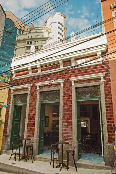 <strong>PARA CURTIR O CENTRO E ARREDORES</strong> <strong><a href="https://barimaculada.com.br/" target="_blank" rel="noopener">Imaculada Bar & Restaurante</a> </strong> A revitalização da zona portuária tem incentivado a redescoberta de refúgios esquecidos na região central do <a href="https://viajeaqui.abril.com.br/cidades/br-rj-rio-de-janeiro" target="_blank" rel="noopener">Rio</a> e a inauguração de novos estabelecimentos. É o caso deste híbrido de bar, restaurante e galeria de arte, aberto em 2010 e encravado na subida do Morro da Conceição (um pedaço da cidade que preserva casario colonial e fica a poucos metros da Praça Mauá, endereço do <a href="https://viajeaqui.abril.com.br/estabelecimentos/br-rj-rio-de-janeiro-atracao-museu-de-arte-do-rio-mar" target="_blank" rel="noopener">Museu de Arte do Rio</a> e do <a href="https://www.museudoamanha.org.br/" target="_blank" rel="noopener">Museu do Amanhã</a>). Cervejas acompanham petiscos como o trio de miúdos que leva moela, fígado e coração de frango. A programação inclui rodas de samba esporádicas e exposições bimestrais <em>Ld. João Homem, 7 (Saúde), (21) 2253-3999</em> <strong>PARA CURTIR O CENTRO E ARREDORES</strong> <strong><a href="https://barimaculada.com.br/" target="_blank" rel="noopener">Imaculada Bar & Restaurante</a> </strong> A revitalização da zona portuária tem incentivado a redescoberta de refúgios esquecidos na região central do <a href="https://viajeaqui.abril.com.br/cidades/br-rj-rio-de-janeiro" target="_blank" rel="noopener">Rio</a> e a inauguração de novos estabelecimentos. É o caso deste híbrido de bar, restaurante e galeria de arte, aberto em 2010 e encravado na subida do Morro da Conceição (um pedaço da cidade que preserva casario colonial e fica a poucos metros da Praça Mauá, endereço do <a href="https://viajeaqui.abril.com.br/estabelecimentos/br-rj-rio-de-janeiro-atracao-museu-de-arte-do-rio-mar" target="_blank" rel="noopener">Museu de Arte do Rio</a> e do <a href="https://www.museudoamanha.org.br/" target="_blank" rel="noopener">Museu do Amanhã</a>). Cervejas acompanham petiscos como o trio de miúdos que leva moela, fígado e coração de frango. A programação inclui rodas de samba esporádicas e exposições bimestrais <em>Ld. João Homem, 7 (Saúde), (21) 2253-3999</em>