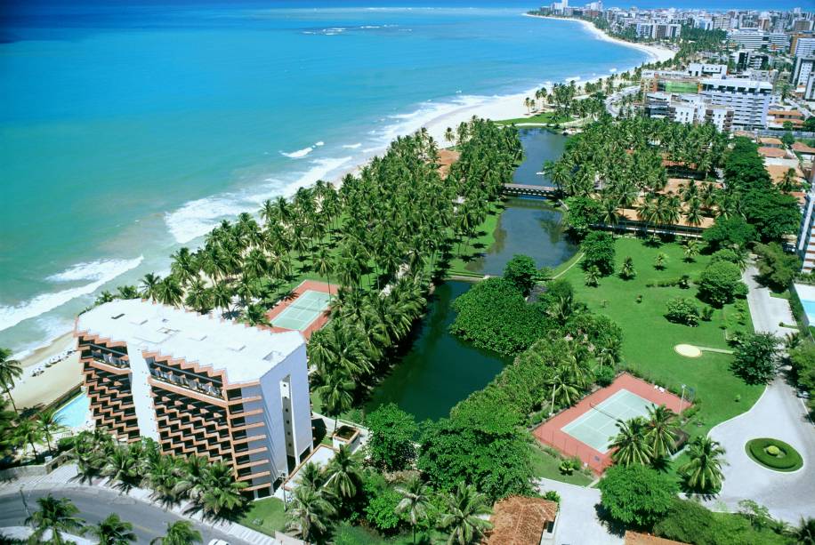 <strong>Jatiúca Hotel & Resort, Maceió (AL)</strong><br />  <br />  Se você faz questão de passar o Natal com os pés na areia, o <a href="https://viajeaqui.abril.com.br/estabelecimentos/br-al-maceio-hospedagem-jatiuca-resort" rel="Jatiúca Hotel & Resort">Jatiúca Hotel & Resort</a>, em <a href="https://viajeaqui.abril.com.br/cidades/br-al-maceio" rel="Maceió">Maceió</a>, pode ser uma boa pedida. O pacote de cinco noites de hospedagem custa R$ 2.775, o casal, em apartamento duplo. Aulas de dança, show de teatro e atividades recreativas com monitores divertem os hóspedes. Na noite de Natal será preparada para uma ceia especial, que terá a presença do Papai Noel