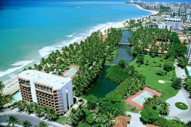<strong>Jatiúca Hotel & Resort, Maceió (AL)</strong><br /> <br /> Se você faz questão de passar o Natal com os pés na areia, o <a href="https://viajeaqui.abril.com.br/estabelecimentos/br-al-maceio-hospedagem-jatiuca-resort" rel="Jatiúca Hotel & Resort">Jatiúca Hotel & Resort</a>, em <a href="https://viajeaqui.abril.com.br/cidades/br-al-maceio" rel="Maceió">Maceió</a>, pode ser uma boa pedida. O pacote de cinco noites de hospedagem custa R$ 2.775, o casal, em apartamento duplo. Aulas de dança, show de teatro e atividades recreativas com monitores divertem os hóspedes. Na noite de Natal será preparada para uma ceia especial, que terá a presença do Papai Noel <strong>Jatiúca Hotel & Resort, Maceió (AL)</strong><br /> <br /> Se você faz questão de passar o Natal com os pés na areia, o <a href="https://viajeaqui.abril.com.br/estabelecimentos/br-al-maceio-hospedagem-jatiuca-resort" rel="Jatiúca Hotel & Resort">Jatiúca Hotel & Resort</a>, em <a href="https://viajeaqui.abril.com.br/cidades/br-al-maceio" rel="Maceió">Maceió</a>, pode ser uma boa pedida. O pacote de cinco noites de hospedagem custa R$ 2.775, o casal, em apartamento duplo. Aulas de dança, show de teatro e atividades recreativas com monitores divertem os hóspedes. Na noite de Natal será preparada para uma ceia especial, que terá a presença do Papai Noel