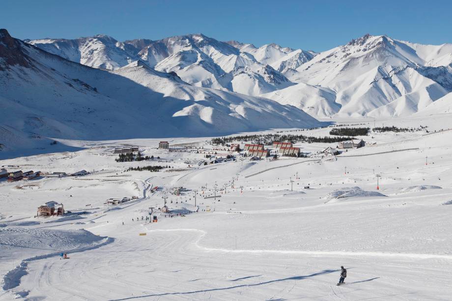 A base de Las Leñas se encontra a 2.240 metros de altura sobre o nível do mar e seu cume a 3.430 metros A base de Las Leñas se encontra a 2.240 metros de altura sobre o nível do mar e seu cume a 3.430 metros