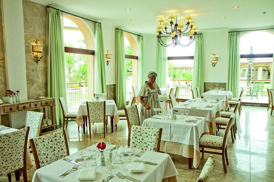 <strong>9. <a href="https://viajeaqui.abril.com.br/cidades/br-ba-imbassai" rel="Imbassaí (BA)" target="_blank">Imbassaí (BA)</a></strong> O nome da cidade de <a href="https://viajeaqui.abril.com.br/cidades/br-ba-imbassai" rel="Imbassaí " target="_self">Imbassaí</a> veio do tupi e significa “o caminho do rio”. Não é para menos: os seis quilômetros de praias são margeados por dunas elevadas que acompanham o Rio Imbassaí e diversas cascatas. O acesso ao local só é possível para pedestres, pois a natureza criou uma barreira natural para veículos. Isto garante a tranquilidade do lugarejo, que recebe turistas que desejam relaxar e aventureiros que curtem esportes radicais <strong>9. <a href="https://viajeaqui.abril.com.br/cidades/br-ba-imbassai" rel="Imbassaí (BA)" target="_blank">Imbassaí (BA)</a></strong> O nome da cidade de <a href="https://viajeaqui.abril.com.br/cidades/br-ba-imbassai" rel="Imbassaí " target="_self">Imbassaí</a> veio do tupi e significa “o caminho do rio”. Não é para menos: os seis quilômetros de praias são margeados por dunas elevadas que acompanham o Rio Imbassaí e diversas cascatas. O acesso ao local só é possível para pedestres, pois a natureza criou uma barreira natural para veículos. Isto garante a tranquilidade do lugarejo, que recebe turistas que desejam relaxar e aventureiros que curtem esportes radicais