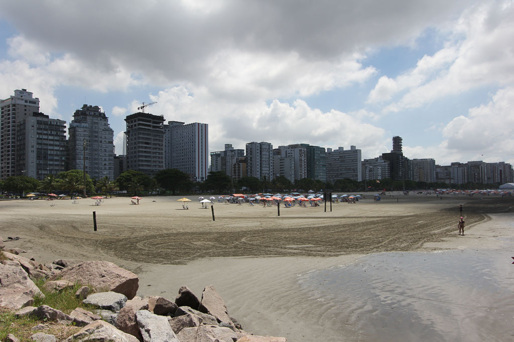 Pr&oacute;ximo &agrave; praia, os pr&eacute;dios dominam a vista dos turistas e locais