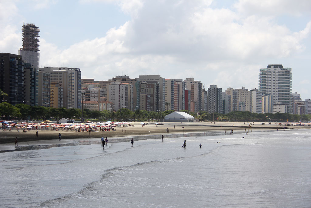 Banhistas na praia Jos&eacute; Menino, em Santos