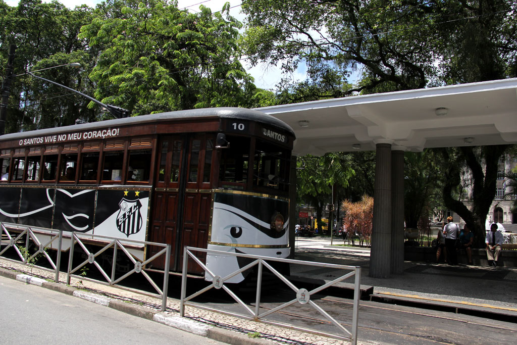 Os tradicionais bondinhos de Santos agora tamb&eacute;m s&atilde;o personalizados com a decora&ccedil;&atilde;o do clube da cidade