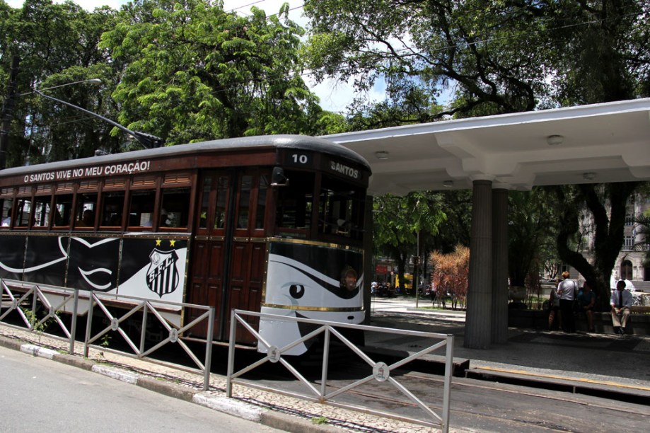 Os tradicionais bondinhos de Santos agora também são personalizados com a decoração do clube da cidade