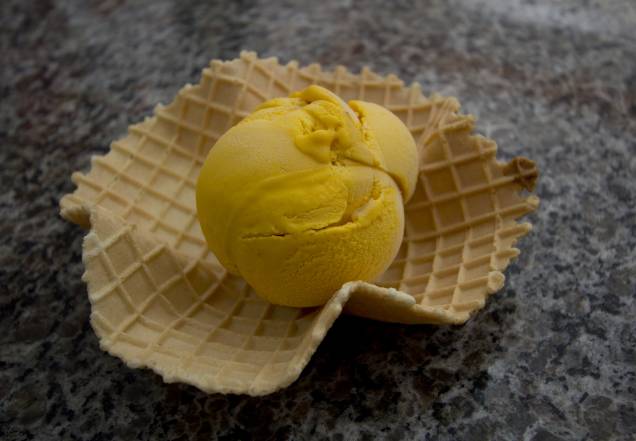 Para enfrentar o calor da linha do Equador, nada melhor que um <strong>sorvete</strong>. Se você está de passagem por Manaus, Belém ou outras cidades da Região Norte, não deixe de provar os gelados de sabores regionais: bacuri, cajá, taperebá, açaí, castanha, tapioca...é uma festa para o paladar! Na foto, uma bola de <strong>sorvete de <a href="https://viajeaqui.abril.com.br/materias/ingredientes-da-culinaria-da-amazonia?foto=5#5" rel="tucumã" target="_blank">tucumã</a></strong>, fruto amazônico que também serve de recheio para o X-caboclinho ou para a tapioca. Para enfrentar o calor da linha do Equador, nada melhor que um <strong>sorvete</strong>. Se você está de passagem por Manaus, Belém ou outras cidades da Região Norte, não deixe de provar os gelados de sabores regionais: bacuri, cajá, taperebá, açaí, castanha, tapioca...é uma festa para o paladar! Na foto, uma bola de <strong>sorvete de <a href="https://viajeaqui.abril.com.br/materias/ingredientes-da-culinaria-da-amazonia?foto=5#5" rel="tucumã" target="_blank">tucumã</a></strong>, fruto amazônico que também serve de recheio para o X-caboclinho ou para a tapioca.