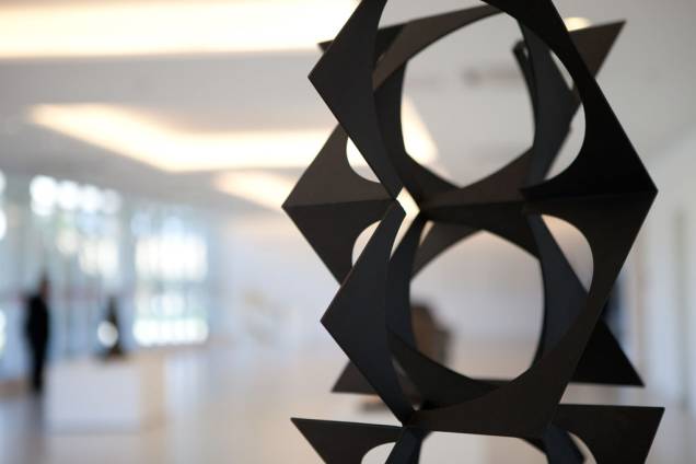 A obra de ferro Torre (1957), de Franz Weissmann, integra a exposição O Tridimensional no Acervo do MAC: uma Antologia, no antigo prédio do Detran, em São Paulo A obra de ferro Torre (1957), de Franz Weissmann, integra a exposição O Tridimensional no Acervo do MAC: uma Antologia, no antigo prédio do Detran, em São Paulo