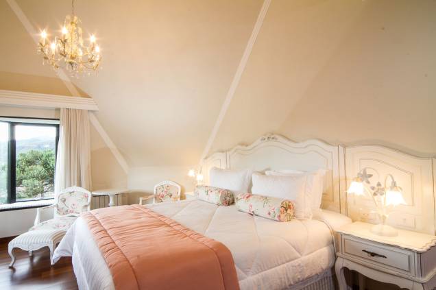 <strong>12. <a href="https://viajeaqui.abril.com.br/estabelecimentos/br-sp-campos-do-jordao-hospedagem-villa-d-biagy-premium" rel="Villa DBiagy Premium" target="_blank">Villa DBiagy Premium</a></strong> Os quartos têm frigobar retrô e decoração em estilo provençal móveis em tons claros, e poltronas e cadeiras com estofados floridos <a href="https://www.booking.com/hotel/br/villa-da-biagy-premium.pt-br.html?aid=332455&label=viagemabril-camposdojordao" rel="Faça sua reserva no Villa DBiagy Premium pelo Booking.com" target="_blank">Faça sua reserva no Villa DBiagy Premium pelo Booking.com</a> <strong>12. <a href="https://viajeaqui.abril.com.br/estabelecimentos/br-sp-campos-do-jordao-hospedagem-villa-d-biagy-premium" rel="Villa DBiagy Premium" target="_blank">Villa DBiagy Premium</a></strong> Os quartos têm frigobar retrô e decoração em estilo provençal móveis em tons claros, e poltronas e cadeiras com estofados floridos <a href="https://www.booking.com/hotel/br/villa-da-biagy-premium.pt-br.html?aid=332455&label=viagemabril-camposdojordao" rel="Faça sua reserva no Villa DBiagy Premium pelo Booking.com" target="_blank">Faça sua reserva no Villa DBiagy Premium pelo Booking.com</a>