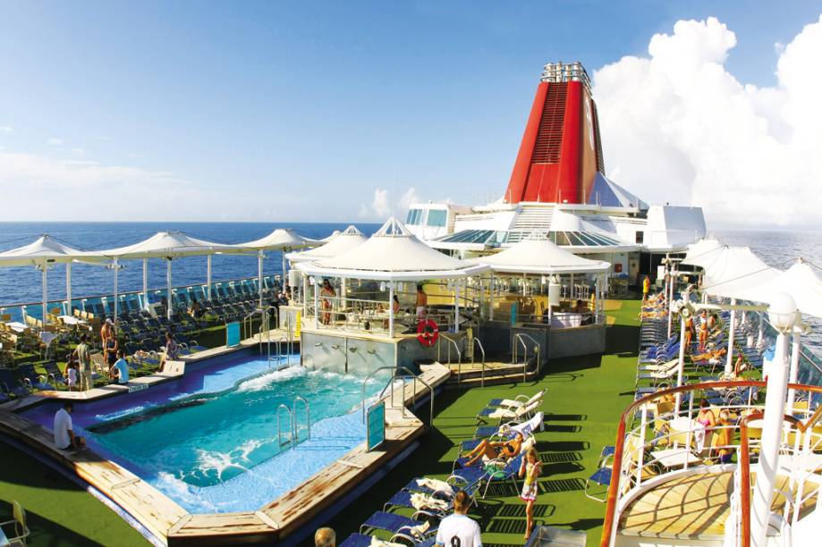 Na piscina externa os hóspedes podem se refrescar e tomar sol Na piscina externa os hóspedes podem se refrescar e tomar sol