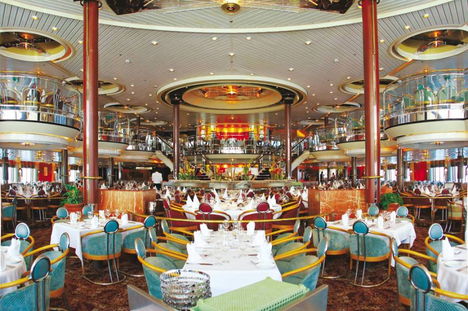 o restaurante é amplo e tem vista para o mar o restaurante é amplo e tem vista para o mar