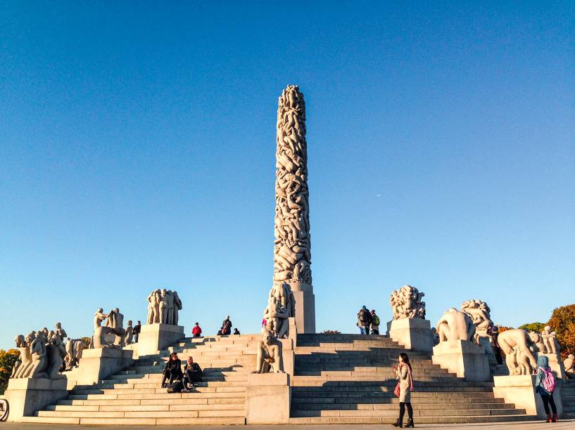 <a href="https://www.vigeland.museum.no/en/vigeland-park" rel="Vigeland Park" target="_blank"><strong>Vigeland Park</strong></a>O maior parque de esculturas de um único artista no mundo – o norueguês Gustav Vigeland – é um arraso de gramados simétricos, árvores coloridas pela <em>foliage</em> de outono e, claro, 212 obras com figuras humanas de granito e bronze, que primam pelas eloquentes expressões corporais. Não por acaso, o local é um dos mais visitados de toda a Noruega. Anexo fica o Museu Vigeland, depositário de quase toda a produção do escultor e dos modelos de gesso que ele criou para o parque. <em>(entrada grátis no parque, NOK 60 o museu, cerca de US$ 7)</em> <a href="https://www.vigeland.museum.no/en/vigeland-park" rel="Vigeland Park" target="_blank"><strong>Vigeland Park</strong></a>O maior parque de esculturas de um único artista no mundo – o norueguês Gustav Vigeland – é um arraso de gramados simétricos, árvores coloridas pela <em>foliage</em> de outono e, claro, 212 obras com figuras humanas de granito e bronze, que primam pelas eloquentes expressões corporais. Não por acaso, o local é um dos mais visitados de toda a Noruega. Anexo fica o Museu Vigeland, depositário de quase toda a produção do escultor e dos modelos de gesso que ele criou para o parque. <em>(entrada grátis no parque, NOK 60 o museu, cerca de US$ 7)</em>