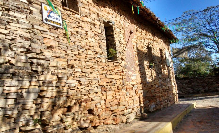 O charme da Pousada Arco Íris, uma das muitas construções de pedra que marcam a identidade de São Tomé das Letras