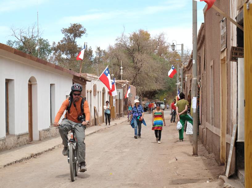 Base para os turistas que querem explorar o deserto do Atacama, a pequena vila tem opções de hospedagem para todos os bolsos. Nas ruas de terra batida, a maioria dos pedestres são ecoturistas e aventureiros de diversos países, vestidos com informalidade. Base para os turistas que querem explorar o deserto do Atacama, a pequena vila tem opções de hospedagem para todos os bolsos. Nas ruas de terra batida, a maioria dos pedestres são ecoturistas e aventureiros de diversos países, vestidos com informalidade.