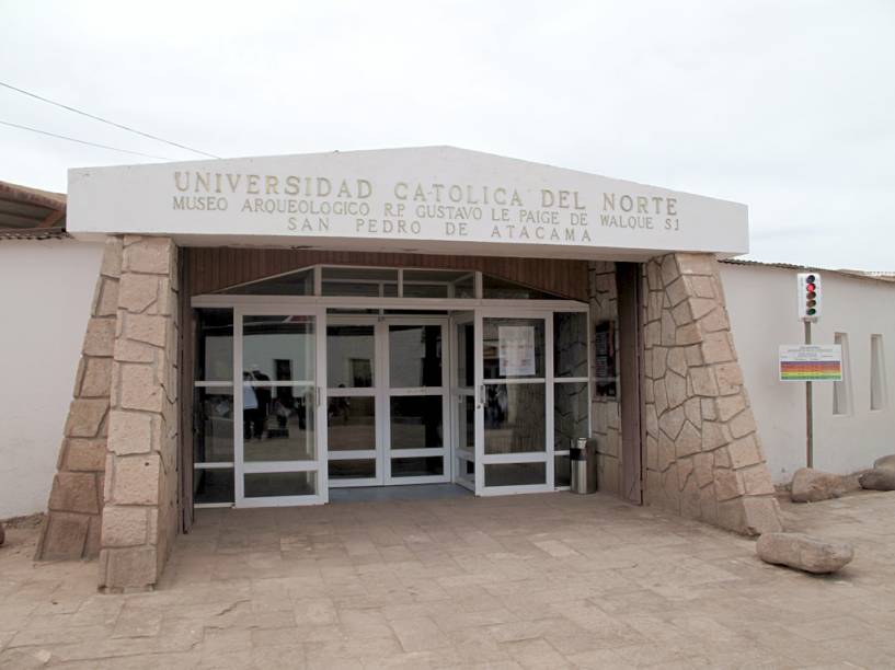 Apesar de modesto, o <a href="https://viajeaqui.abril.com.br/estabelecimentos/chile-san-pedro-de-atacama-atracao-museu-arqueologico-r-p-gustavo-le-paige">Museu Arqueológico Gustavo Le Paige</a>, no Centro de San Pedro, ajuda o visitante a entender a história dos atacamenhos. Atualmente sob cuidados da Universidade Católica do Norte, o museu foi fundado em 1957 pelo jesuíta belga Le Paige, que fez os primeiros estudos arqueológicos na região. Cerâmicas, tecidos e outros artefatos bem preservados fazem parte do acervo, com destaque para os artigos usados para consumir alucinógenos. As famosas múmias, porém, foram transferidas para Salta, na Argentina, por conta de protestos dos atacamenhos que se incomodavam com a profanação dos corpos de seus antepassados. Visitas guiadas em inglês, espanhol e francês, consulte os horários. Apesar de modesto, o <a href="https://viajeaqui.abril.com.br/estabelecimentos/chile-san-pedro-de-atacama-atracao-museu-arqueologico-r-p-gustavo-le-paige">Museu Arqueológico Gustavo Le Paige</a>, no Centro de San Pedro, ajuda o visitante a entender a história dos atacamenhos. Atualmente sob cuidados da Universidade Católica do Norte, o museu foi fundado em 1957 pelo jesuíta belga Le Paige, que fez os primeiros estudos arqueológicos na região. Cerâmicas, tecidos e outros artefatos bem preservados fazem parte do acervo, com destaque para os artigos usados para consumir alucinógenos. As famosas múmias, porém, foram transferidas para Salta, na Argentina, por conta de protestos dos atacamenhos que se incomodavam com a profanação dos corpos de seus antepassados. Visitas guiadas em inglês, espanhol e francês, consulte os horários.
