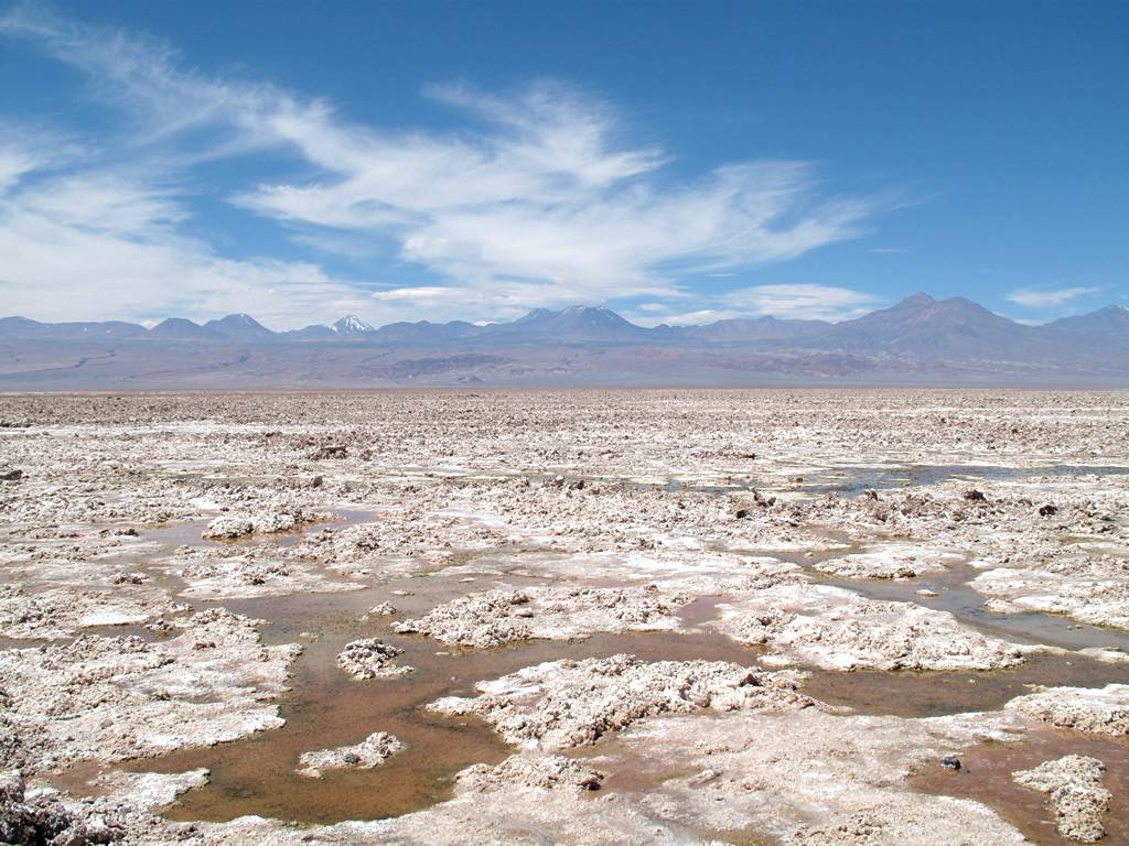 No <a href="https://viajeaqui.abril.com.br/estabelecimentos/chile-san-pedro-de-atacama-atracao-salar-do-atacama">Salar do Atacama</a>, impressionam as grandes &aacute;reas cobertas de crostas de sal na superf&iacute;cie, formadas pela constante acumula&ccedil;&atilde;o de cristais produzidos pela evapora&ccedil;&atilde;o de &aacute;guas subterr&acirc;neas com alta carga de sais