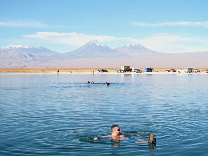 Venha com a roupa de banho para poder experimentar a sensação de nadar na Laguna Cejar, a 45 quilômetros de San Pedro do Atacama. Com alta salinidade, é como o Mar Morto, no Oriente Médio, e isto significa que seu corpo tem mais facilidade de boiar. De preferência, use algum calçado de proteção, pois o sal cristalizado nas bordas da lagoa pode machucar. Venha com a roupa de banho para poder experimentar a sensação de nadar na Laguna Cejar, a 45 quilômetros de San Pedro do Atacama. Com alta salinidade, é como o Mar Morto, no Oriente Médio, e isto significa que seu corpo tem mais facilidade de boiar. De preferência, use algum calçado de proteção, pois o sal cristalizado nas bordas da lagoa pode machucar.