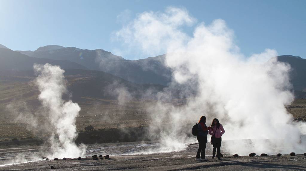 Neste campo geot&eacute;rmico, h&aacute; muitos <a href="https://viajeaqui.abril.com.br/estabelecimentos/chile-san-pedro-de-atacama-atracao-geiseres-del-tatio">g&ecirc;iseres</a> que jorram vapor d&aacute;gua, com atividade mais intensa nos primeiros minutos da manh&atilde;. Vale a pena acordar cedinho para pegar um tour oferecido pelas ag&ecirc;ncias - a sa&iacute;da dos grupos de San Pedro costuma ser antes das 5 horas - e conhecer este fen&ocirc;meno natural. V&aacute; bem agasalhado para o passeio, pois a temperatura pode ficar abaixo de zero antes do sol nascer. Por seguran&ccedil;a, n&atilde;o ultrapasse a demarca&ccedil;&atilde;o de seguran&ccedil;a feita com pedras, j&aacute; houve turistas que se acidentaram, com um caso fatal. Se quiser experimentar o contato com a &aacute;gua quentinha, h&aacute; piscinas naturais na &aacute;rea, com temperatura por volta dos 33 graus Celsius.