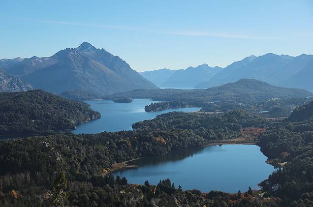 <strong><a href="https://viajeaqui.abril.com.br/cidades/ar-patagonia" rel="PATAGÔNIA" target="_self">PATAGÔNIA</a></strong>A província de Chubut, no sul da <a href="https://viajeaqui.abril.com.br/paises/argentina" rel="Argentina" target="_self">Argentina</a>, tem vista de camarote para a fauna patagônica. Parte desse bioma é revelado no pacote de quatro noites em Puerto Madryn, no <a href="https://bit.ly/dzzlpm" rel="Dazzler" target="_blank">Dazzler</a>, que programa tour de barco para observação das baleias-francaaustral na Península Valdés, onde se reproduzem até dezembro.<strong>QUANDO </strong>Em 15 de setembro<strong>QUEM LEVA</strong> A <a href="https://bit.ly/bw_t" rel="BWT" target="_blank">BWT</a> <strong>QUANTO</strong> US$ 1 099 <strong><a href="https://viajeaqui.abril.com.br/cidades/ar-patagonia" rel="PATAGÔNIA" target="_self">PATAGÔNIA</a></strong>A província de Chubut, no sul da <a href="https://viajeaqui.abril.com.br/paises/argentina" rel="Argentina" target="_self">Argentina</a>, tem vista de camarote para a fauna patagônica. Parte desse bioma é revelado no pacote de quatro noites em Puerto Madryn, no <a href="https://bit.ly/dzzlpm" rel="Dazzler" target="_blank">Dazzler</a>, que programa tour de barco para observação das baleias-francaaustral na Península Valdés, onde se reproduzem até dezembro.<strong>QUANDO </strong>Em 15 de setembro<strong>QUEM LEVA</strong> A <a href="https://bit.ly/bw_t" rel="BWT" target="_blank">BWT</a> <strong>QUANTO</strong> US$ 1 099
