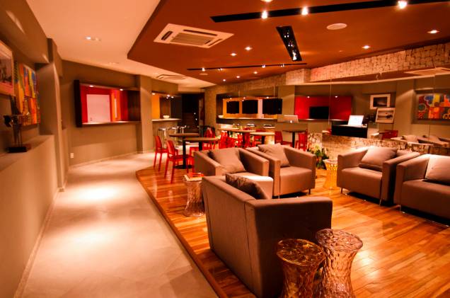 <strong><a href="https://viajeaqui.abril.com.br/estabelecimentos/br-ba-salvador-hospedagem-f-design-hostel" rel="F Design Hostel" target="_blank">F Design Hostel</a>, em <a href="https://viajeaqui.abril.com.br/cidades/br-ba-salvador" rel="Salvador" target="_blank">Salvador</a> (<a href="https://viajeaqui.abril.com.br/estados/br-bahia" rel="BA" target="_blank">BA</a>)</strong> Os quartos coletivos e privados têm acabamento acima da média para um hostel, e decoração temática. O F Design tem sala para ver filmes com TV de 60 polegadas e cobertura com piscina e bar, onde às vezes há festas com DJs. <strong><a href="https://viajeaqui.abril.com.br/estabelecimentos/br-ba-salvador-hospedagem-f-design-hostel" rel="F Design Hostel" target="_blank">F Design Hostel</a>, em <a href="https://viajeaqui.abril.com.br/cidades/br-ba-salvador" rel="Salvador" target="_blank">Salvador</a> (<a href="https://viajeaqui.abril.com.br/estados/br-bahia" rel="BA" target="_blank">BA</a>)</strong> Os quartos coletivos e privados têm acabamento acima da média para um hostel, e decoração temática. O F Design tem sala para ver filmes com TV de 60 polegadas e cobertura com piscina e bar, onde às vezes há festas com DJs.