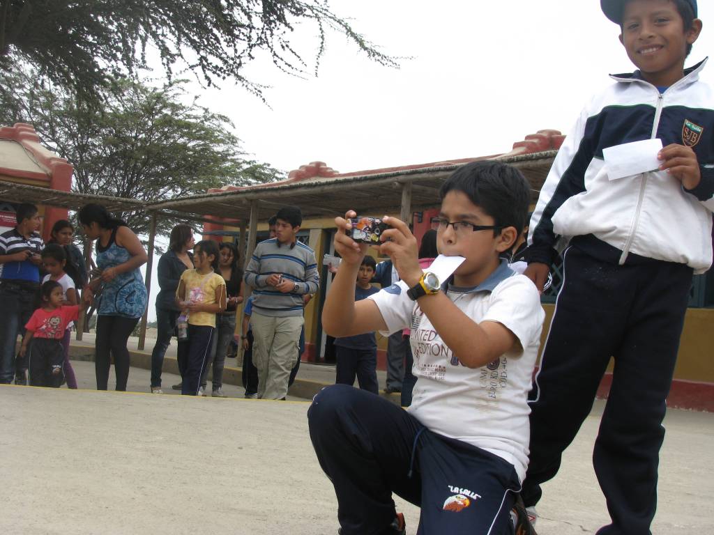 Estudantes fotografam entrada da Huaca de la Luna, s&iacute;tio arqueol&oacute;gico da cultura moche