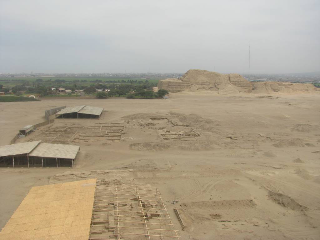 Vista a partir da Huaca de la Luna: vest&iacute;gios de ruas, avenidas, casas e pra&ccedil;as que formavam a cidade dos moches, com a Huaca del Sol ao fundo (atr&aacute;s os campos de cana de a&ccedil;&uacute;car que cercam Trujillo)