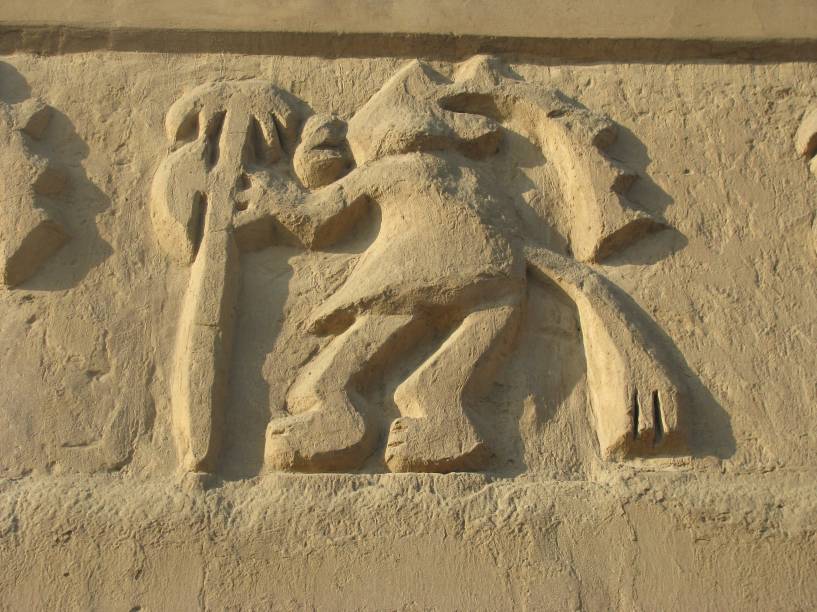 Detalhes dos muros e paredes da Huaca del Dragón (Arco-Íris)