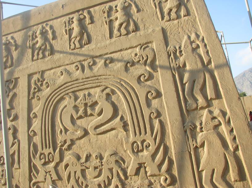 Detalhes dos muros e paredes da Huaca del Dragón (Arco-Íris)