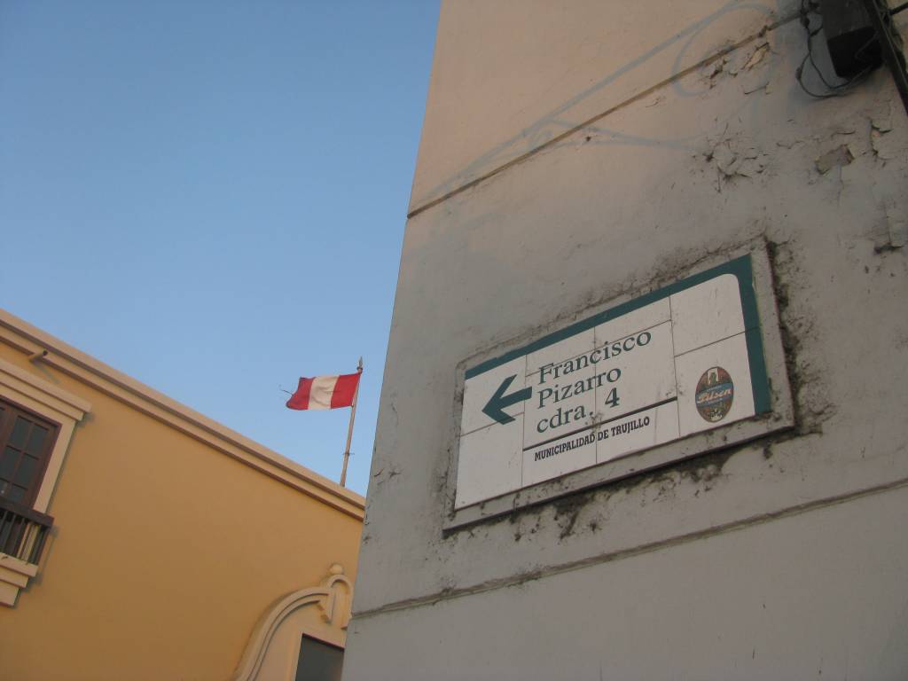Detalhe da sinaliza&ccedil;&atilde;o de rua em Trujillo, capital de La Libertad, norte do Peru