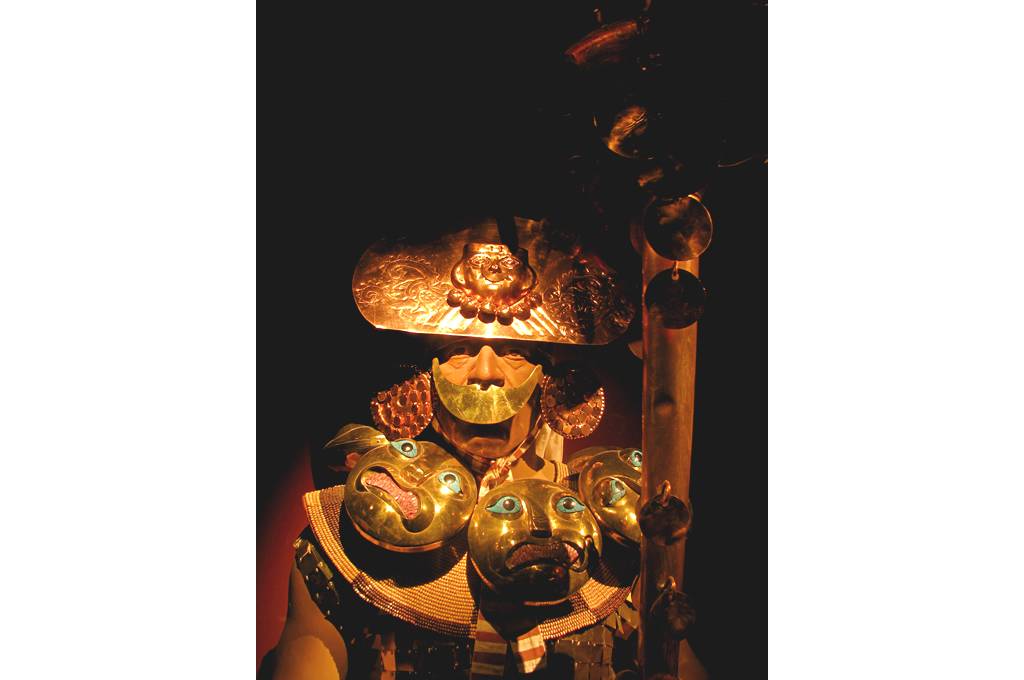 Representa&ccedil;&atilde;o de l&iacute;der moche no Museu Huaca Rajada-Sip&aacute;n: personagens importantes utilizavam narigueras de ouro para manter em sigilo seu estado de &acirc;nimo