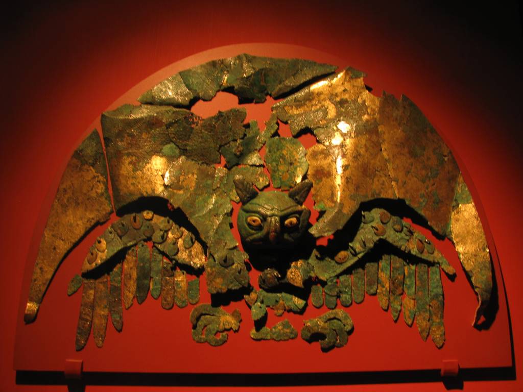 Fragmentos de uma coroa em forma de coruja, ornamento usado por l&iacute;deres espirituais do povo moche