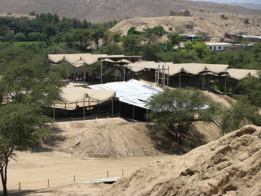 Vista para o Santu&aacute;rio Mochica de Sip&aacute;n, Huaca Rajada