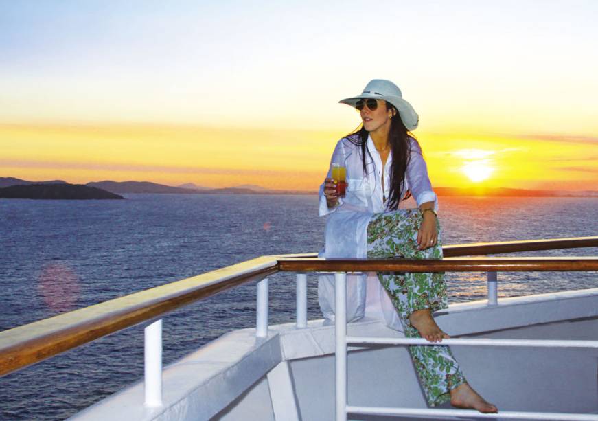 Hóspedes tomam sol no convés Hóspedes tomam sol no convés