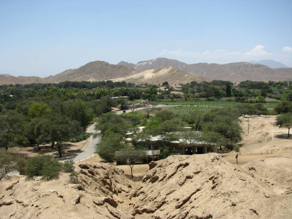 Vista para o Santu&aacute;rio Mochica de Sip&aacute;n, Huaca Rajada